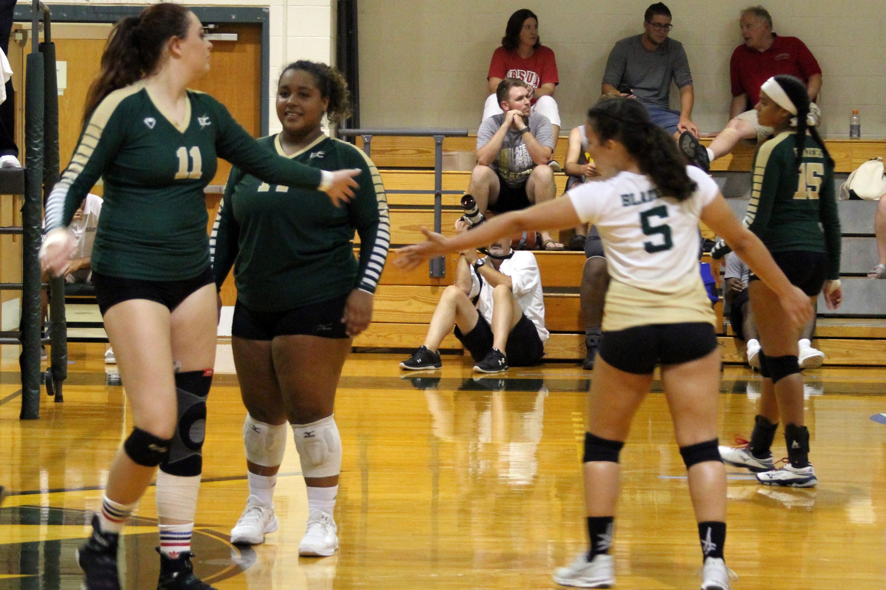 Women's Volleyball Advances To NECC Semis After 3-0 Win Over Dean