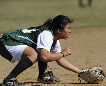 Early Surge Lifts Softball Past Smith College, 5-1