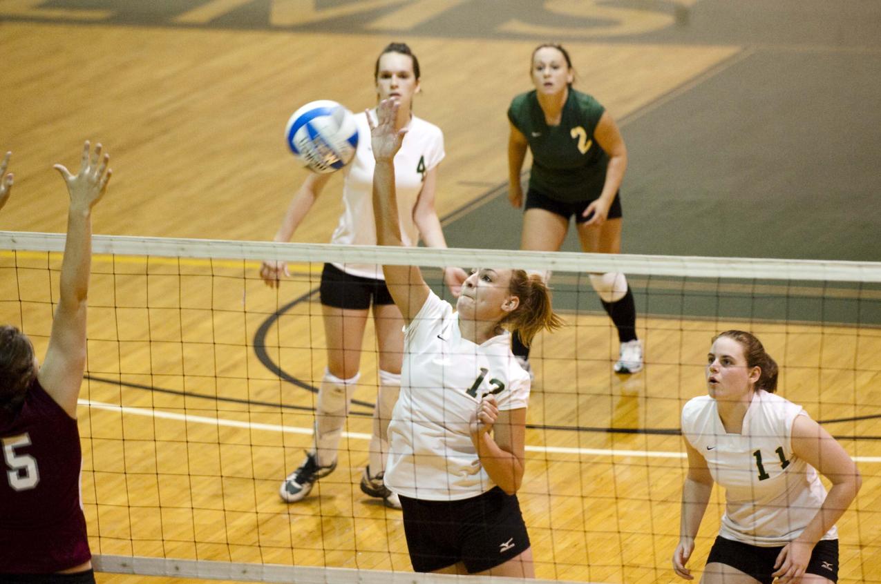 Women’s Volleyball Falls To Smith, Colby-Sawyer