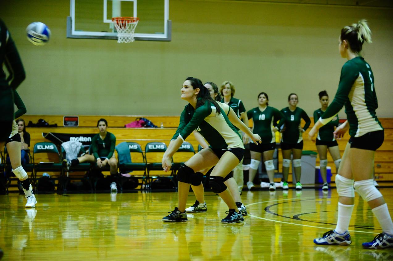 Women’s Volleyball Falls to Mount Holyoke College, Connecticut College In Tri-Match