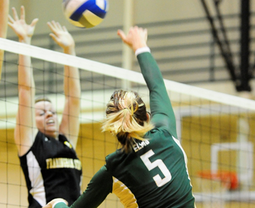Women’s Volleyball Splits with Curry College, Smith College