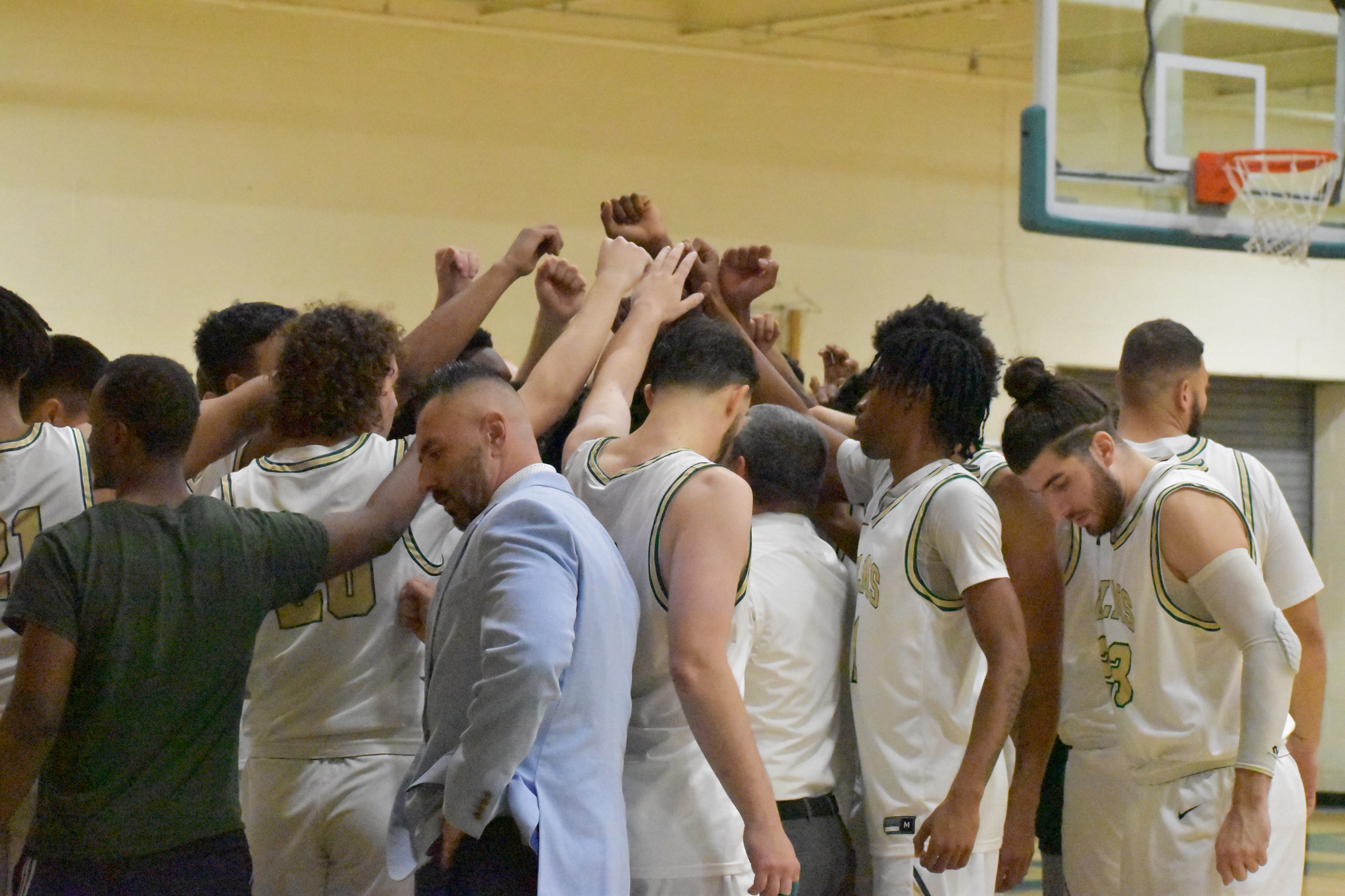 Men's Basketball Fall to the Rams