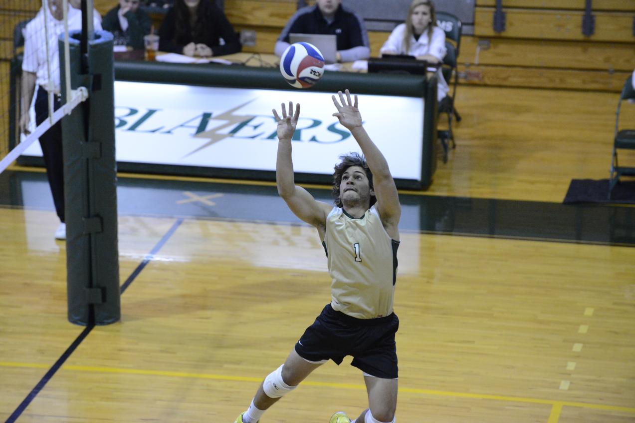 Endicott College Rallies for 3-2 Win over Men’s Volleyball