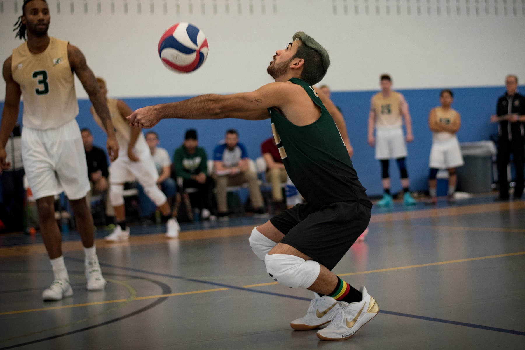 Men's Volleyball Splits Final Two Contests In Clash At Kean