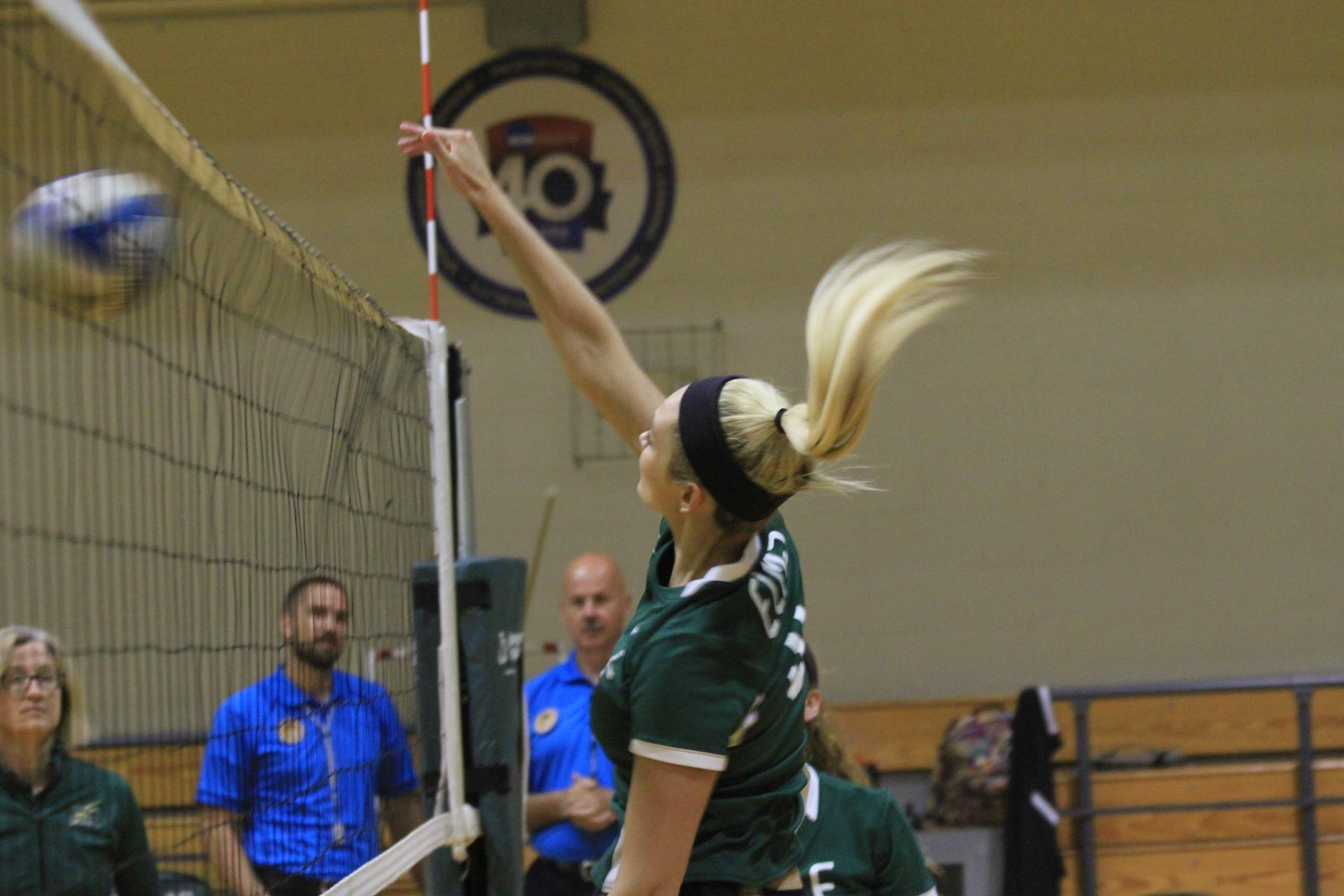 Women's Volleyball Outlasts Pine Manor