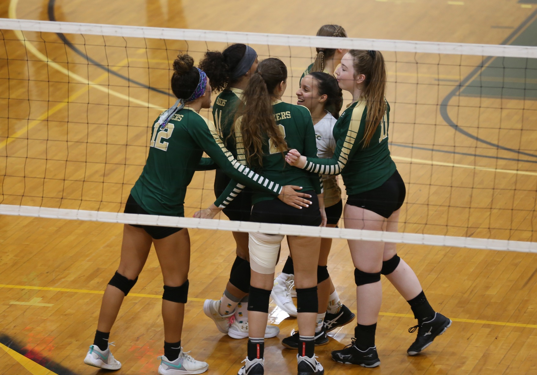 Women’s Volleyball Shocks Connecticut College in Four Sets