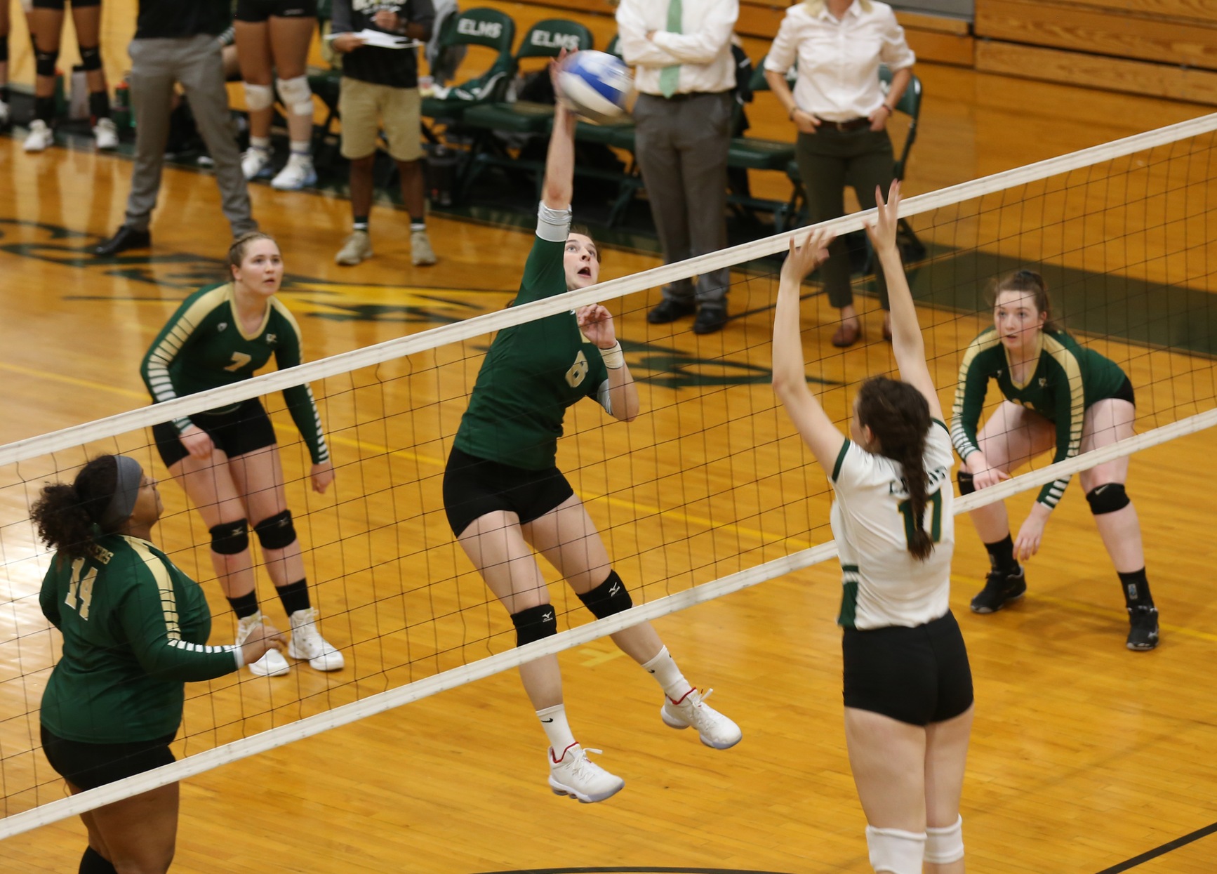 Women’s Volleyball Handles Lyons In Non-Conference Action